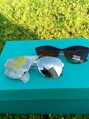 2 PR OF SUNGLASSES NEW IN PK HB